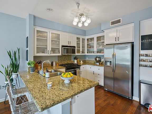 5th image of 11504 Moorpark St Unit 101
