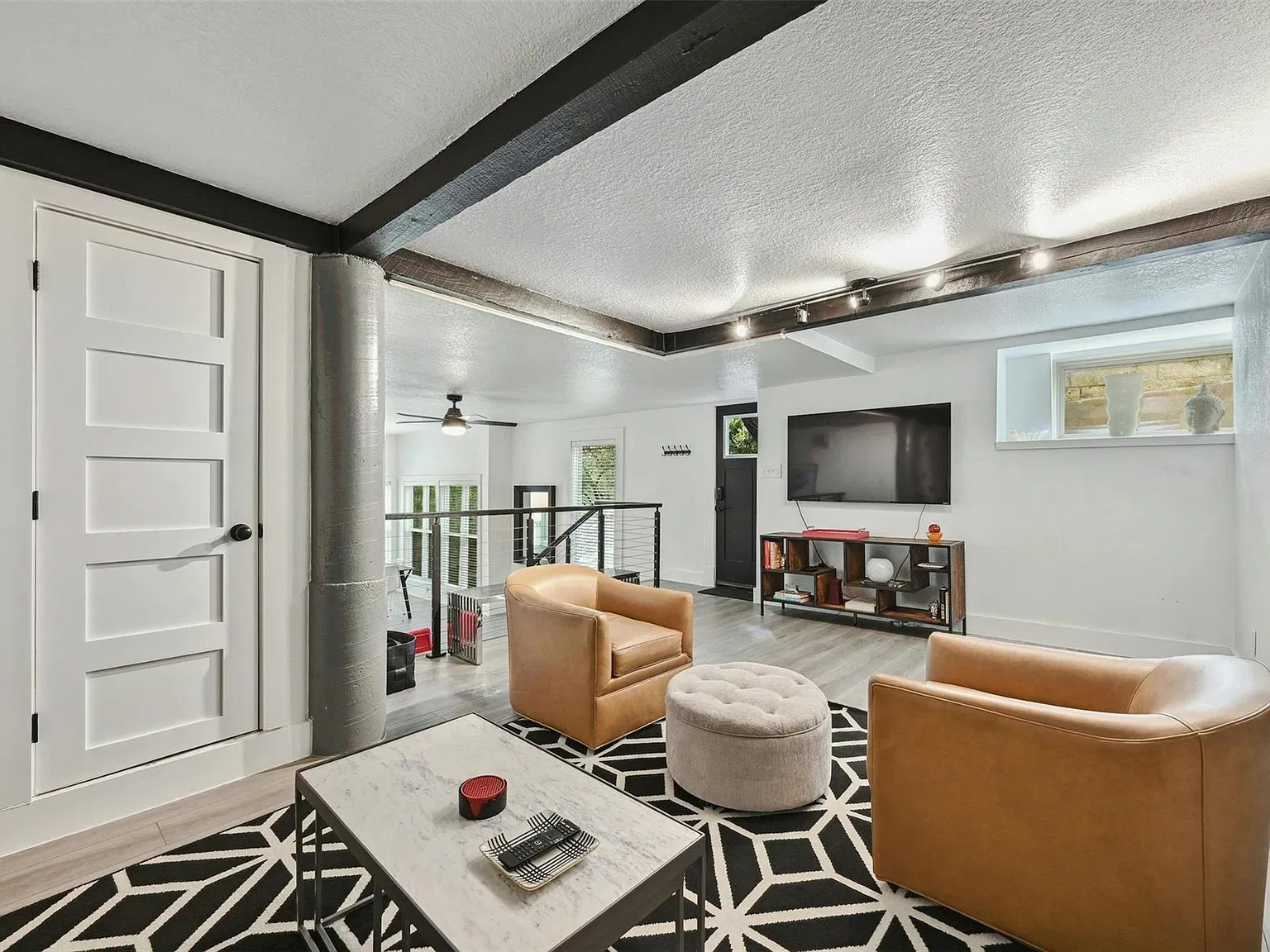 2 bed, 1.0 bath, 1452 sqft, $3,200 — Photo 2