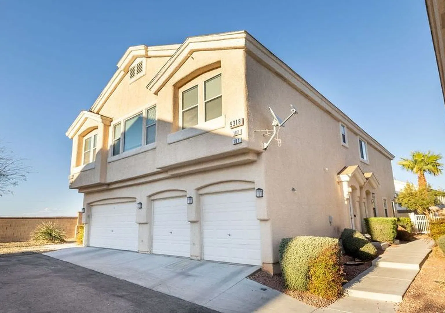 2 Bedroom, 1 Car Attached Garage, In Gated Southwest Vegas Community — Photo 2