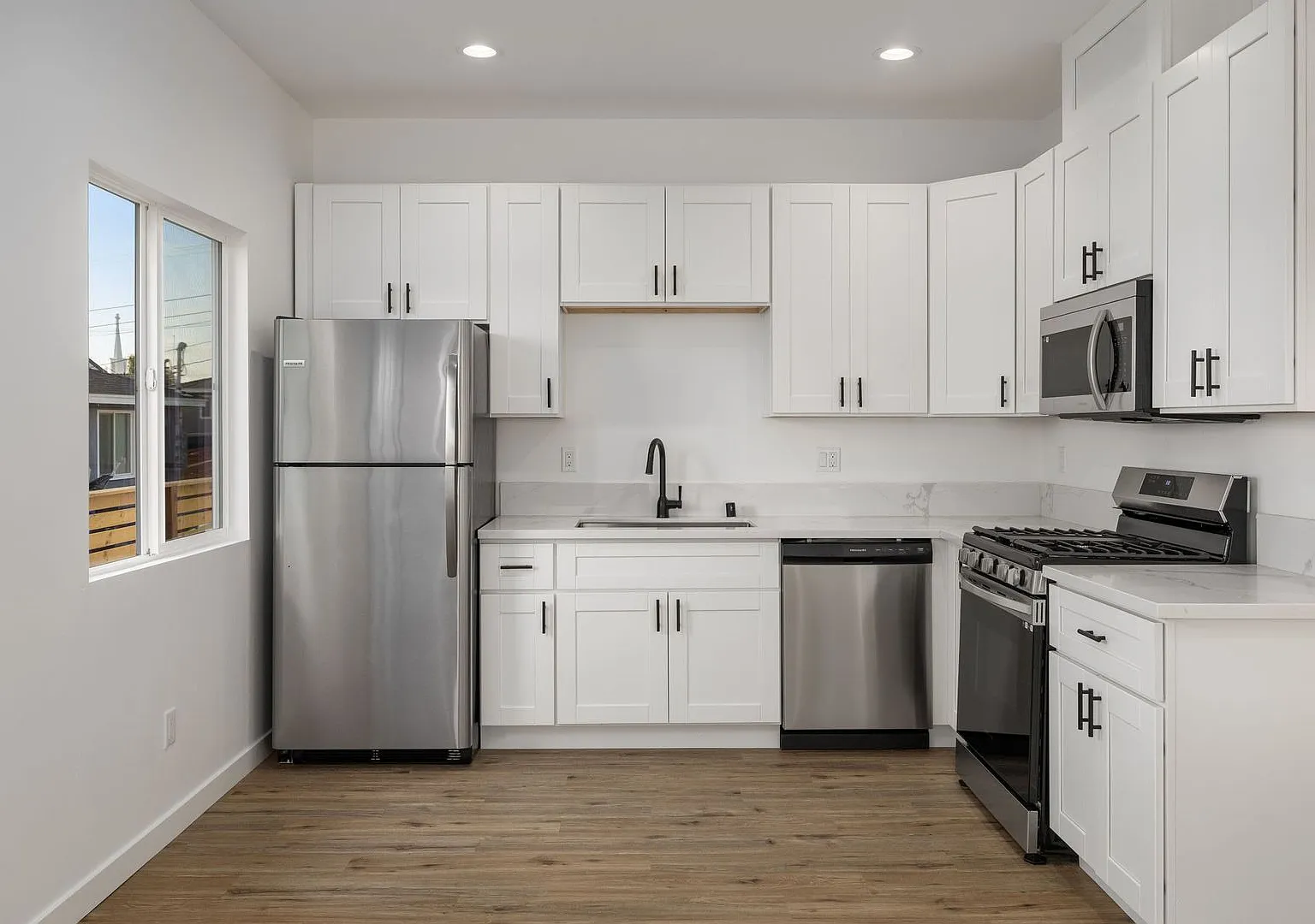 Spacious Remodeled 3BD/2BA with Massive Rooftop Deck, In-Unit W/D + Parking |Two Weeks of Free Re... — Photo 2