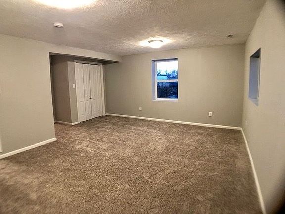 5th image of 829 Hillcrest Dr