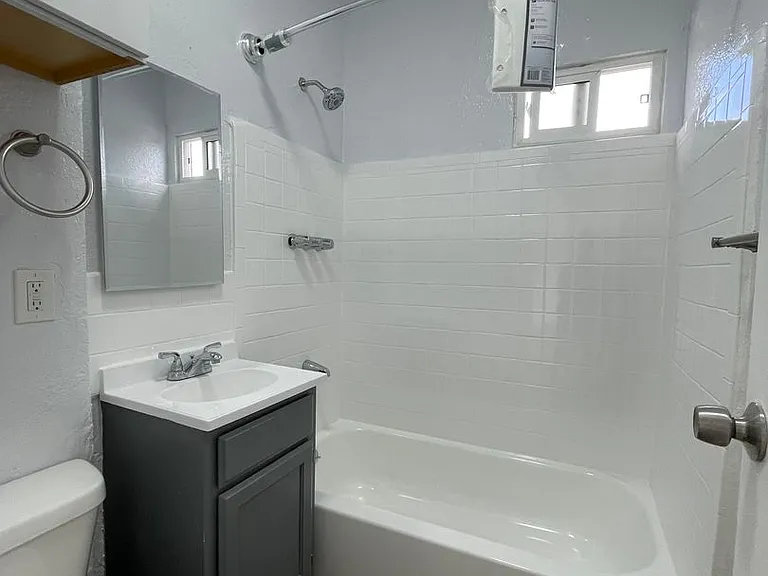 1565 S. Hobart Blvd — Photo 12