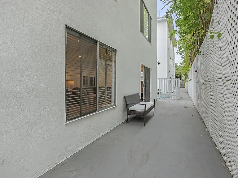 N Oakhurst Dr — Photo 3