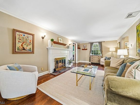 5th image of 45 Wayland Dr