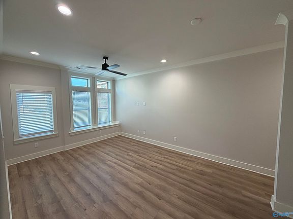4th image of 15 Vine St NE