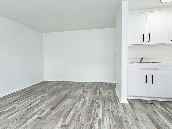 3rd image of 1405 Martin Luther King Jr Way APT 8