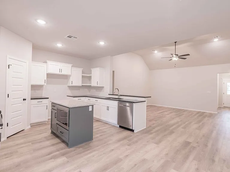 12461 S Lakewood Ave — Photo 9
