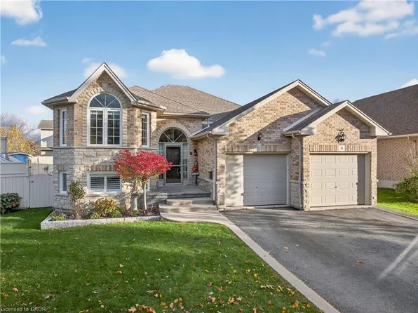 9 Tunbridge Cres, Grimsby, ON L3M 2V8