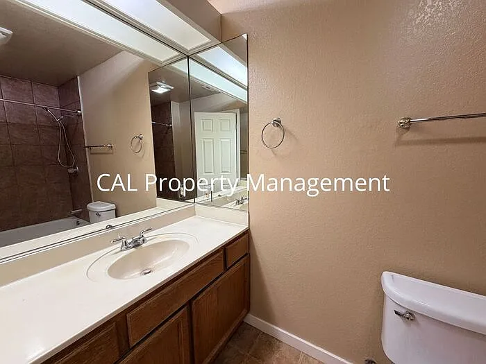 2440 N Main St #F — Photo 17