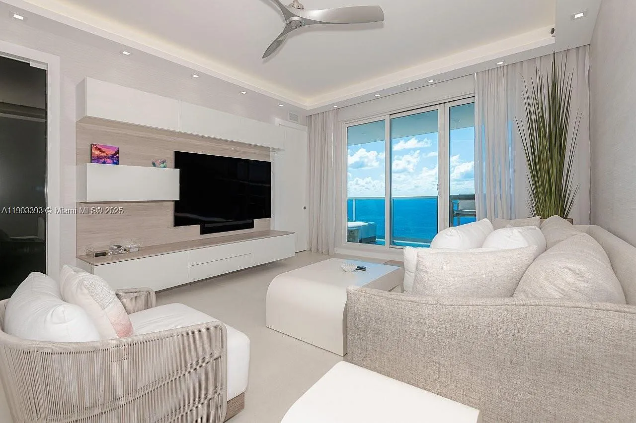 Roney Palace Condo — Photo 3