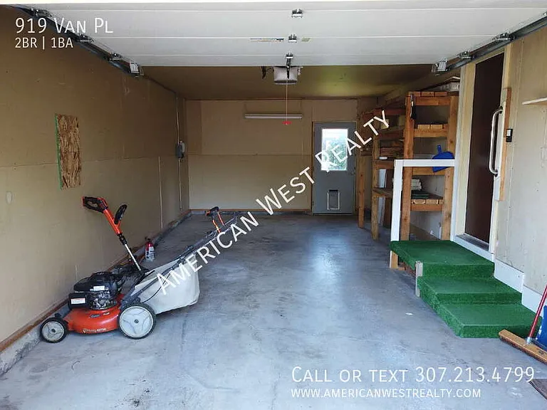 919 Van Pl — Photo 2