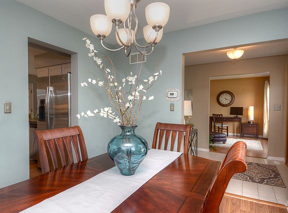 5th image of 744 Lindsay Cir