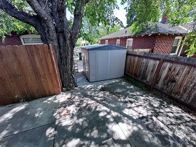 1037 Bell St — Photo 5