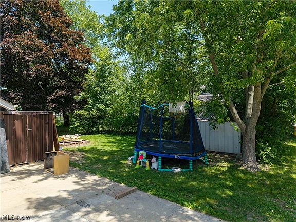 4th image of 33 Pfeiffer Ave
