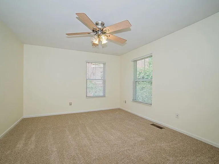 2532 Riverside Dr — Photo 12