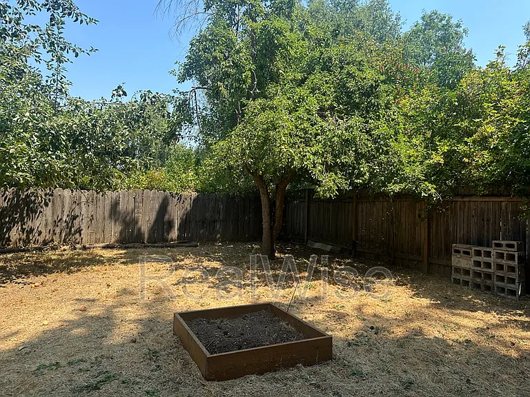 940 SE North St — Photo 42
