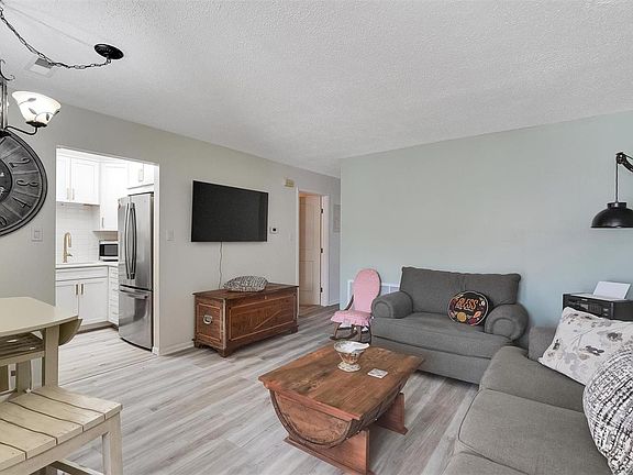 5th image of 290 Highland Village Dr