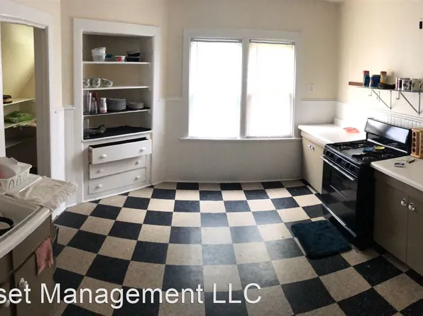 2852 N Holton St, Milwaukee, WI 53212