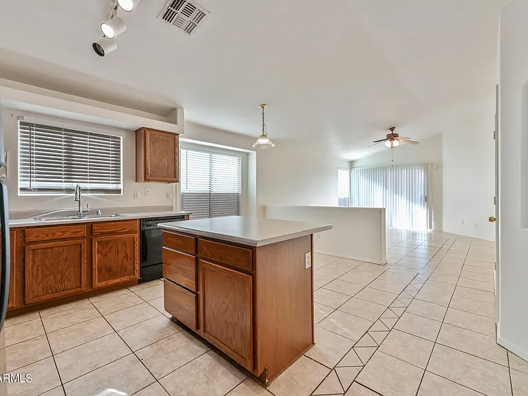 2607 E Anderson Dr — Photo 4
