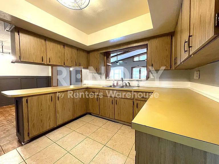 802 Embassy Rd — Photo 7