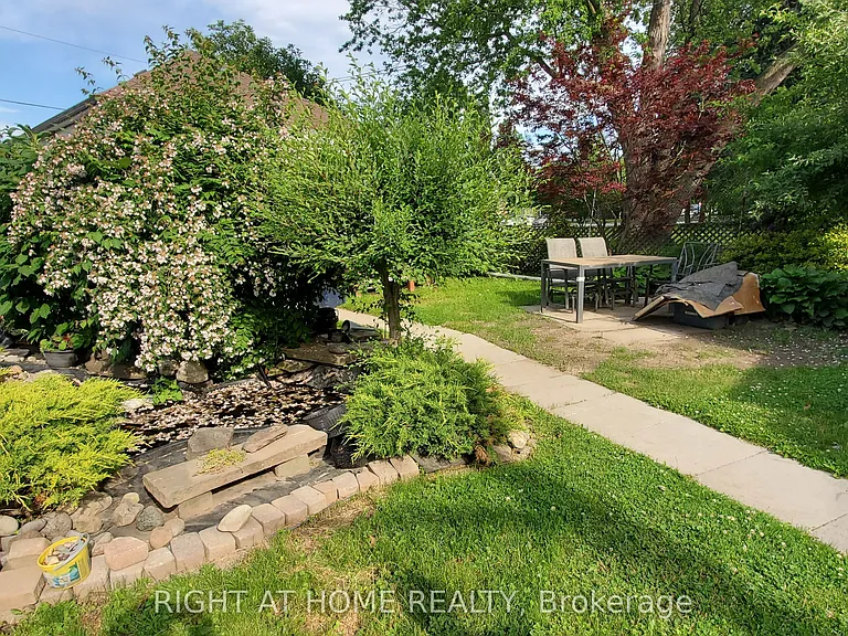 38 Madelaine Ave — Photo 12