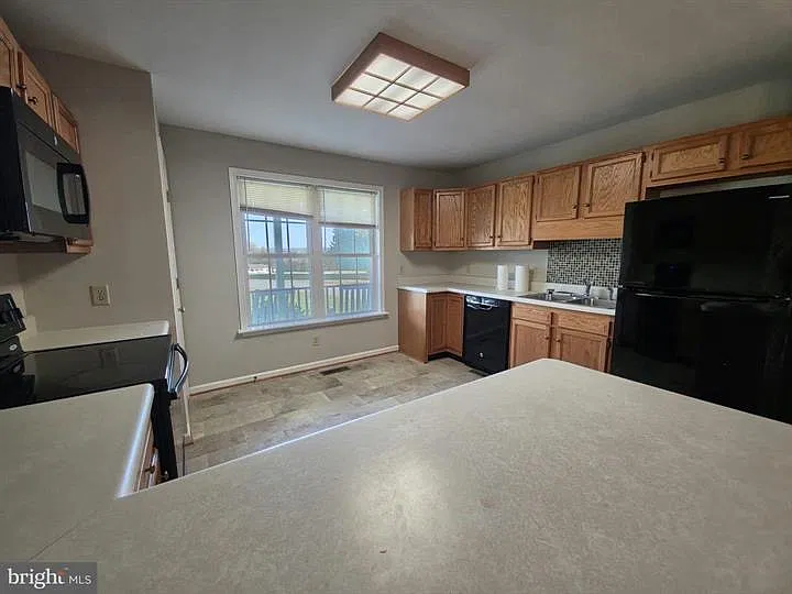 3 bed, 2376 sqft, $2,450 — Photo 4