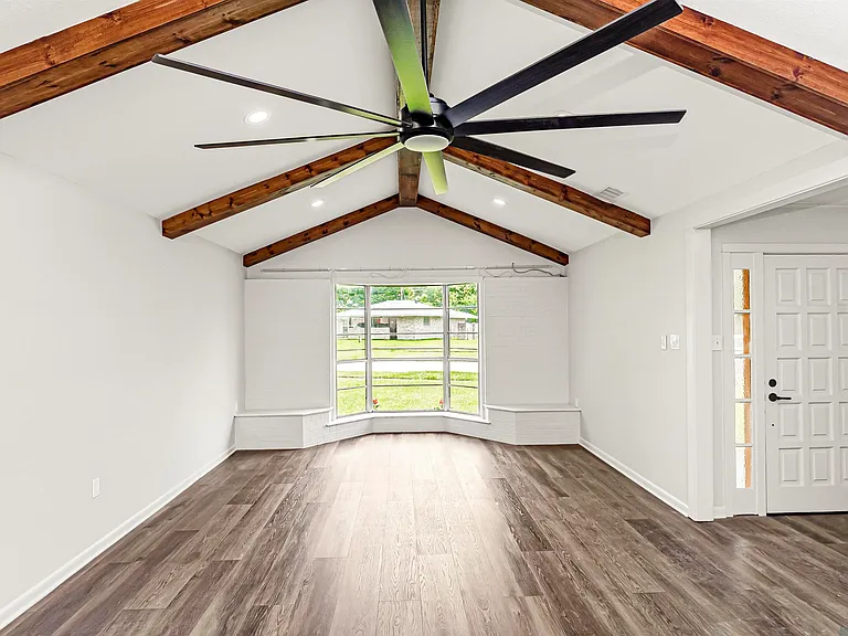 535 Thornwood Dr — Photo 4