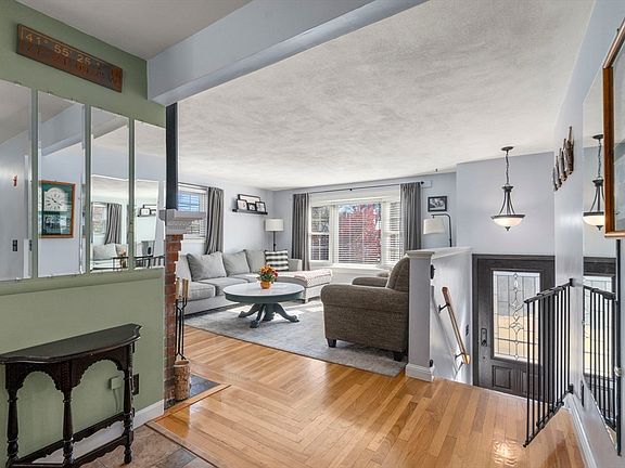 2nd image of 517 Newport Ave