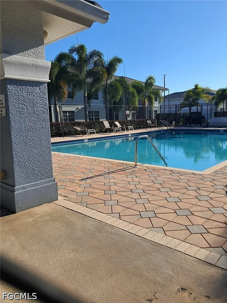 2 bed, 2.0 bath, 932 sqft, $1,295 — Photo 3