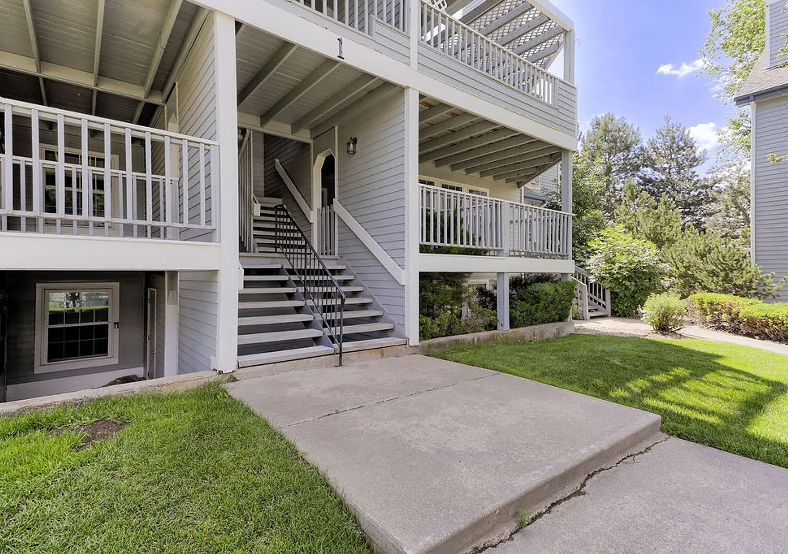 Students Welcome! Move In Special-$200 Off 1st Months Rent! Fantastic & Classy 2-Bed 2-Bath Ranch... — Photo 3