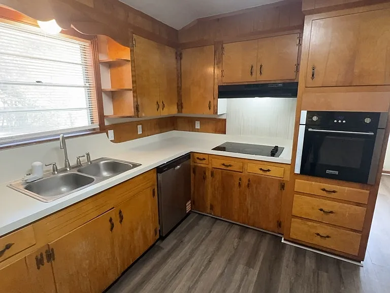 2242 Castle Hill Dr — Photo 4