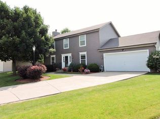607 Woodberry Ct, Pewaukee, WI 53072