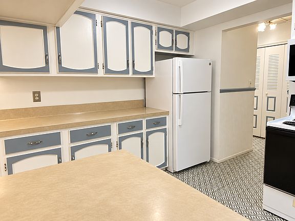 4th image of 360 Eastlawn Dr