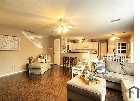 4 bed, 3052 sqft, $3,820 — Photo 2