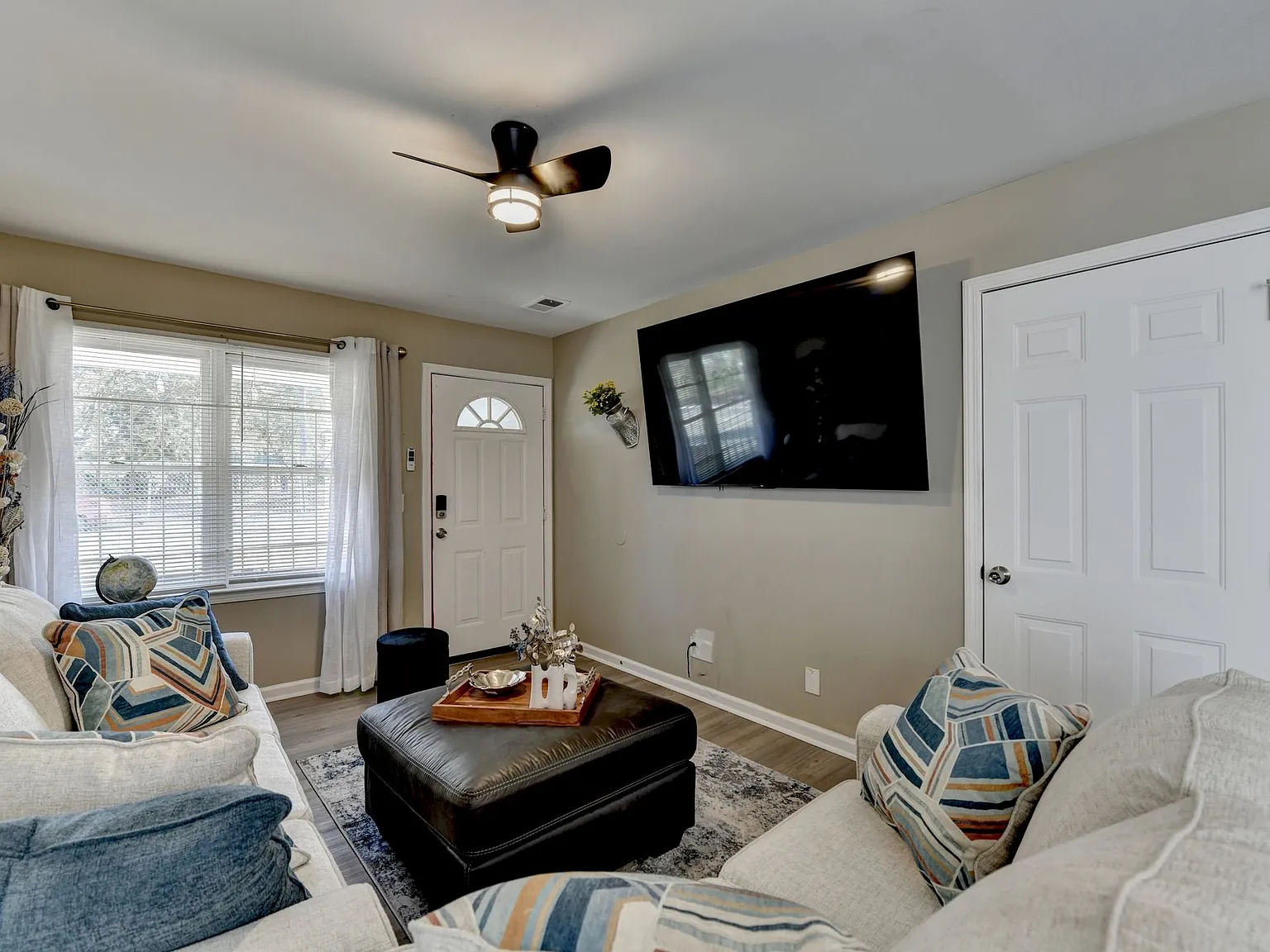 3 bed, 1200 sqft, $2,400 — Photo 3