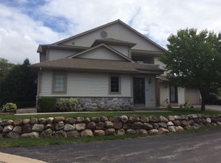 2293 Circle Rdg #B, Delafield, WI 53018