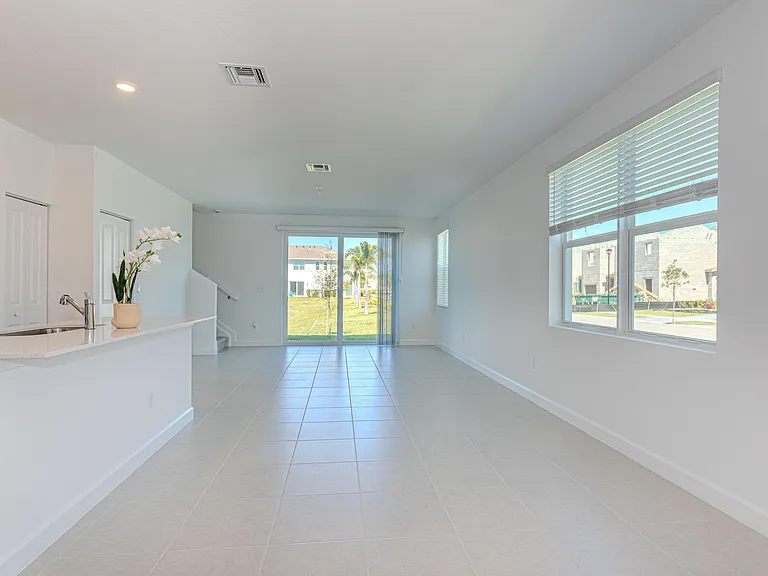 503 SE Rivergrass St — Photo 14