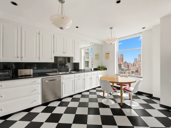 911 Park Avenue image 8 of 17