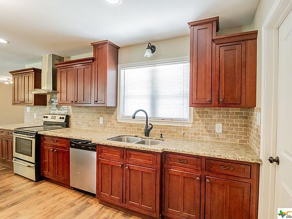5th image of 110 Sheryl Dr