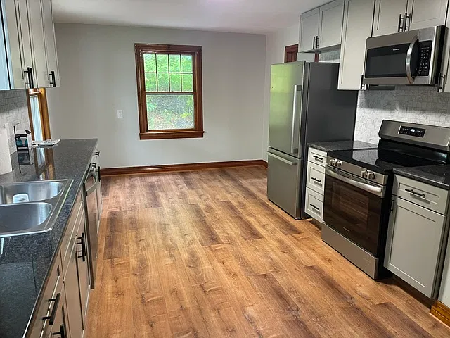 145 Cromwell Ave — Photo 3