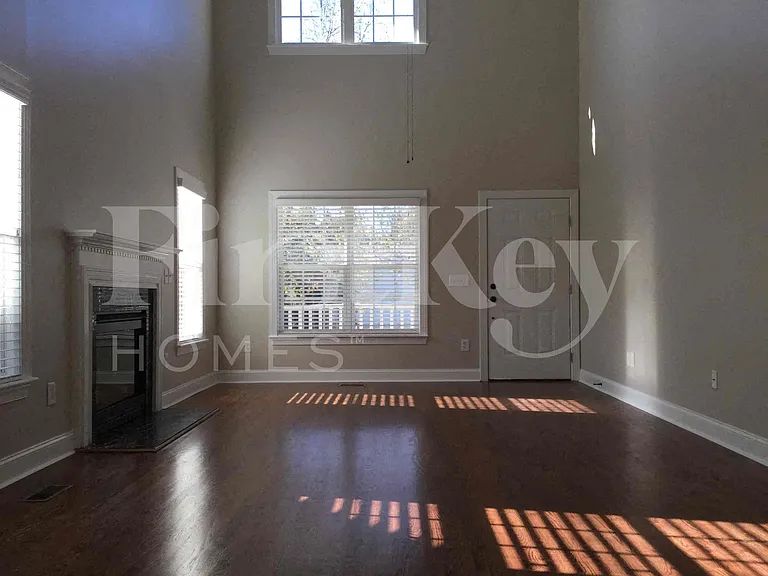 457 Riverglen Dr NW — Photo 3