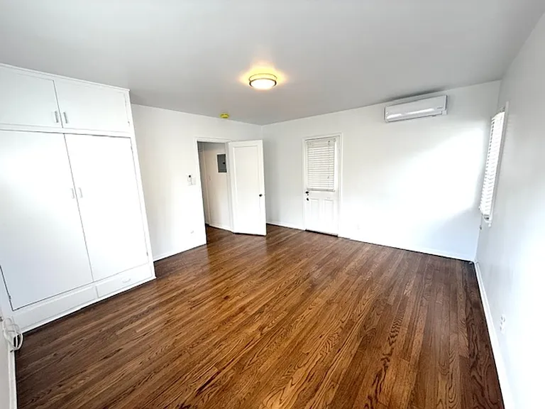 Bungalow - 1 bedroom + Office = natural wood floors, mini split a/c , new appliances, private pat... — Photo 17