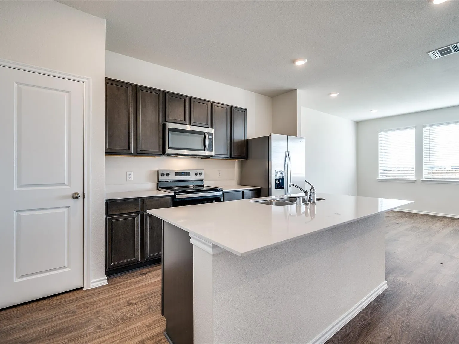 4 bed, 2.5 bath, 1648 sqft, $1,975 — Photo 1