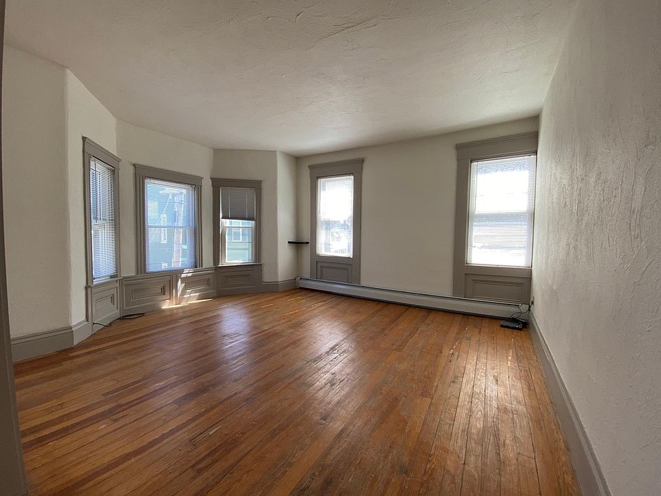 1st image of 135 Courtland St #4