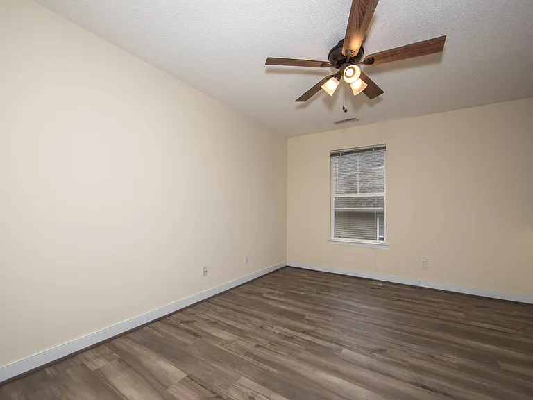1506 Woodland Ct — Photo 3