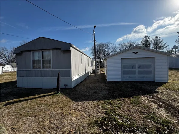 527 S Washington St SW, Clay City, IL 62824