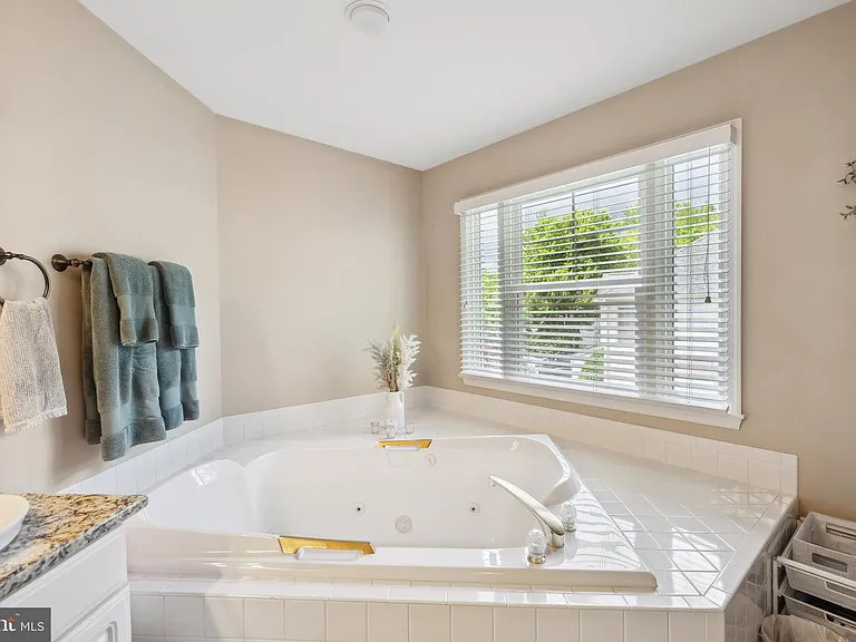 2207 Frank St — Photo 33