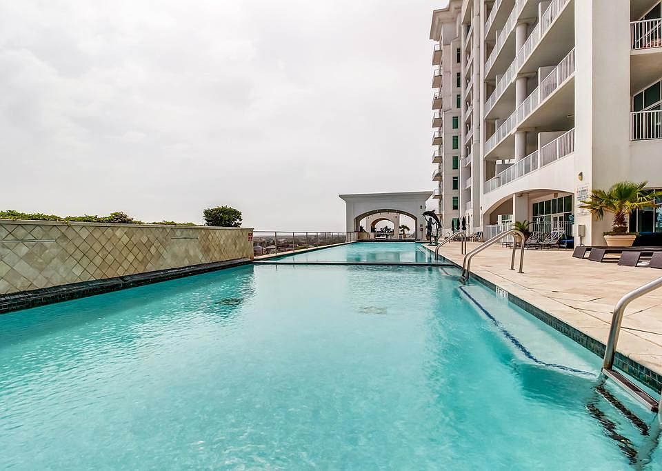 Sky pool on the 6th floor