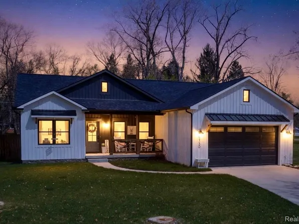 5730 Crescent Rd, Waterford, MI 48327
