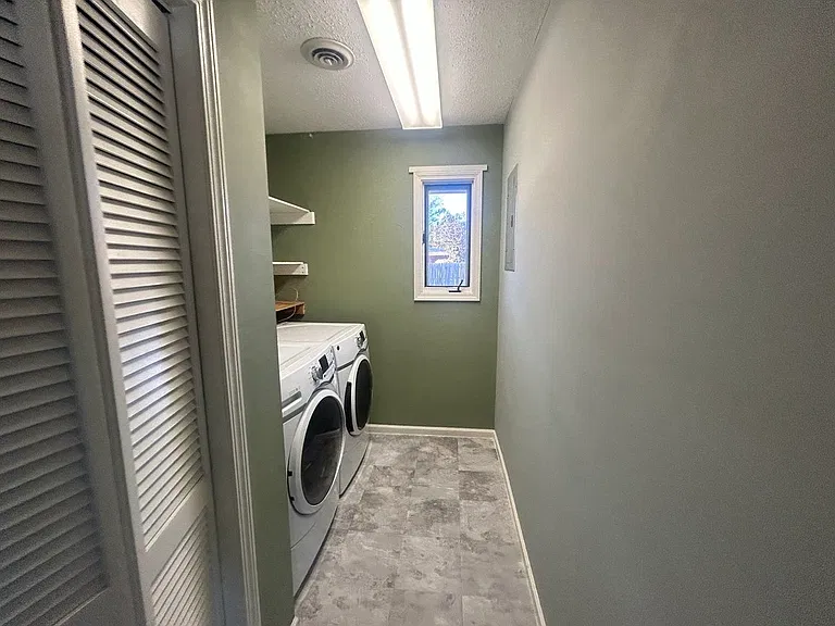 1320 Parkside Dr — Photo 16